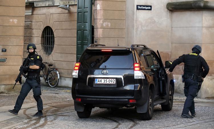 RETSSAG. Betjente står uden for Københavns Byret under retsmøderne mod de fire terrortiltalte. 