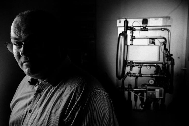 Skævt. Efter kamp i årevis lykkedes det Kim Hendry at få udskiftet det private varmeselskab i Skævinge med et kommunalt. Og så blev varmeregningen halveret. 