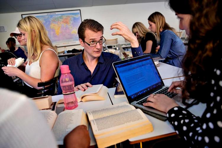 Klassisk. Oldtidskundskabslærer Niels Bendiksen Green underviser 3. r på Gladsaxe Gymnasium i Homers ’Illiaden’. Eleverne arbejder i grupper og agerer eksamen. Foto: Jacob Ehrbahn 
