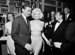 Ikonisk. Marilyn Monroe affotograferet i selvsamme kjole, som hun sang 'Happy Birthday' til præsidenten i. Her står hun side om side med endnu en af præsidentens svogre, Steve Smith - altså ikke ham, der introducerede Marilyn Monroe inden fødselsdagssangen. 