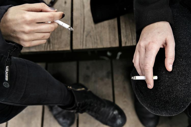FORBUD. Skoletiden skal være fuldstændig røgfri for alle landets elever på grundskoler og ungdomsuddannelser, hvis det står til regeringen. Forslaget møder protest fra elevorganisationer. 