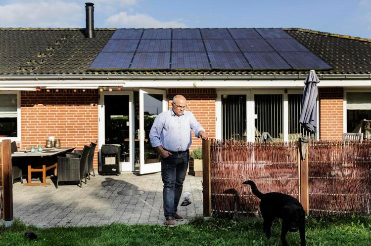 Dyrt. Hvem vil købe et hus, det koster 35.000 kroner at varme op, spørger Kim Hendry, der som formand for Skævinge Fjernvarmelaug har brugt år på at blive frigjort fra det private selskab, der havde monopol på varmeforsyningen. 