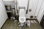 Beskidt. Mange offentlige toiletter er så beskidte, at borgerne ofte afholder sig fra at bruge dem. Det kan man godt forstå, hvis toilettet ser ud som dette offentlige toilet på Mozarts Plads. 