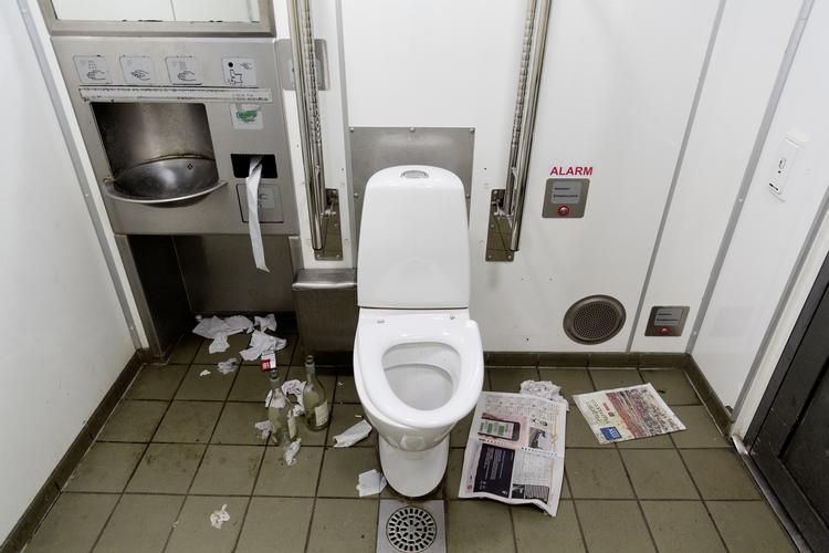 Beskidt. Mange offentlige toiletter er så beskidte, at borgerne ofte afholder sig fra at bruge dem. Det kan man godt forstå, hvis toilettet ser ud som dette offentlige toilet på Mozarts Plads. 