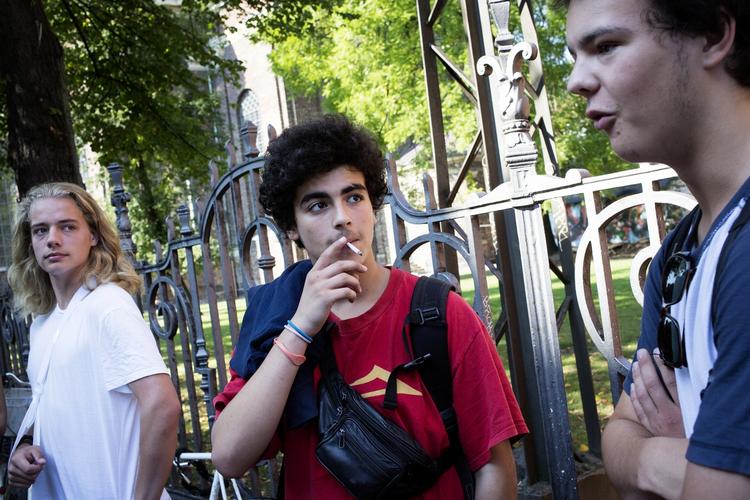 FRIHED. Elever på Christianshavns Gymnasium mener, at det er en berøvelse af den personlige frihed, hvis man helt forbyder rygning i skoletiden. 