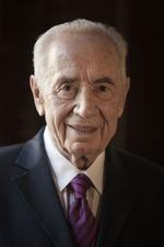 Slagtilfælde. Den 93-årige modtager af Nobels fredspris var ved bevidsthed, da han blev kørt til behandling. 