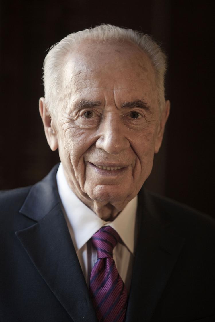 Slagtilfælde. Den 93-årige modtager af Nobels fredspris var ved bevidsthed, da han blev kørt til behandling. 