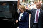 Ildebefindende. Den demokratiske præsidentkandidat Hillary Clinton fik i søndags et ildebefindende. I morgen fortsætter hun kampagnearbejdet. 