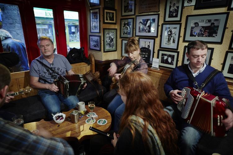 PUBLIV. På Tig Cóili underholder harmonikaspillerne Johnny O’Halloran og Diarmúid Ryan samt violinisten Liz Hanrahan. 