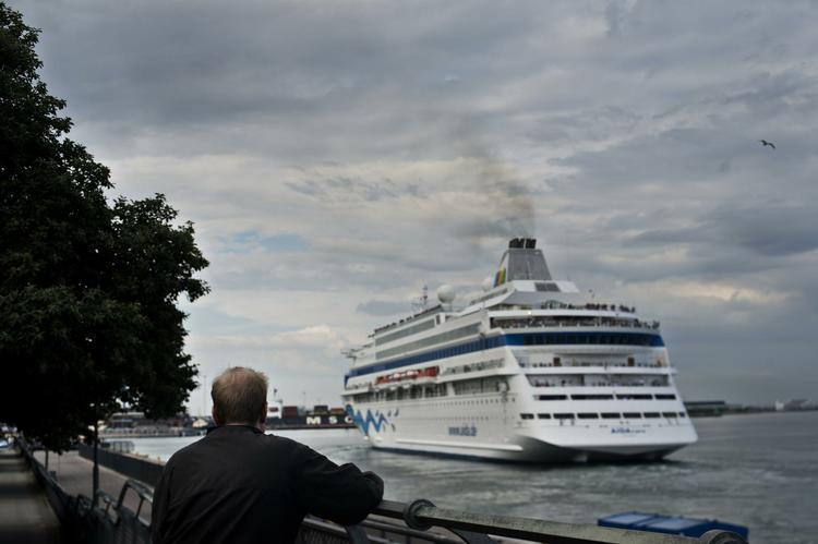 UDSLIP. De store krydstogtskibe sejler ofte til havne, der ligger tæt på storbyerne. Her er vi på Langelinie i København. Det kan give problemer med forurening. 