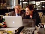 Livserfaring. Robert De Niro bliver uundværlig for Anne Hathaway i 'The Intern' - og får inspiration til nye relationer og ny kærlighed. 