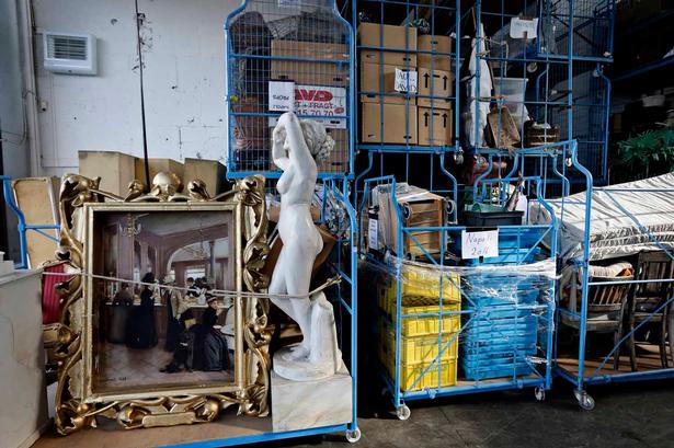 På møbellageret er der noget for enhver smag. De, der arbejder her, kalder det for Daells Varehus. 