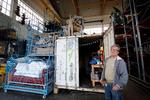 Formand Wolfgang Moritz viser rundt på møbellageret. Bag ham er den sikrede container, hvori man opbevarer alle blankvåbene. Sværd, økser og spyd. 