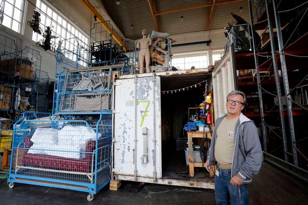 Formand Wolfgang Moritz viser rundt på møbellageret. Bag ham er den sikrede container, hvori man opbevarer alle blankvåbene. Sværd, økser og spyd. 