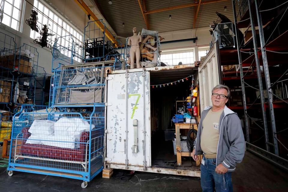Formand Wolfgang Moritz viser rundt på møbellageret. Bag ham er den sikrede container, hvori man opbevarer alle blankvåbene. Sværd, økser og spyd. 
