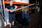 Palle Dahl Henriksen med sværdet Excalibur, der er udformet af en berømt våbensmed fra Uppsala. 