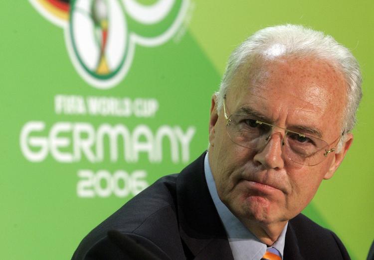 Ridser. Franz Beckenbauer bliver mere og mere belastet på grund af sin rolle i budet på VM i 2006. 