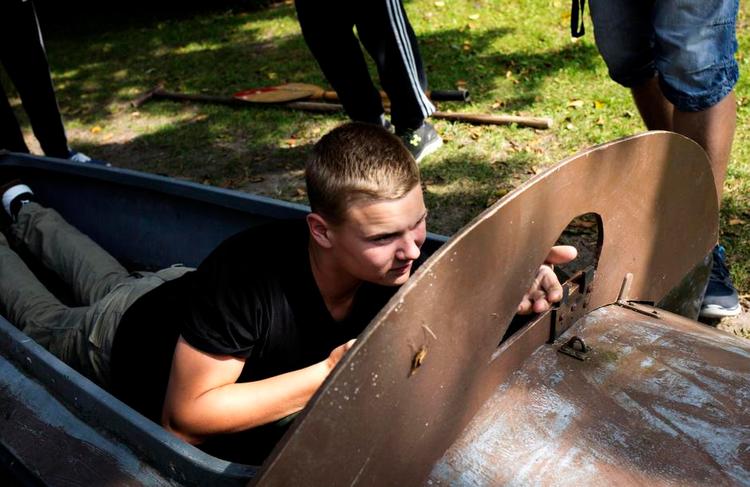 Skudklar. Frederik Steengaard øver sig at bruge skydeprammen, mens nogle af de andre elever på jagtlinjen følger med, så de kan blive klar til jagtsæsonen. 