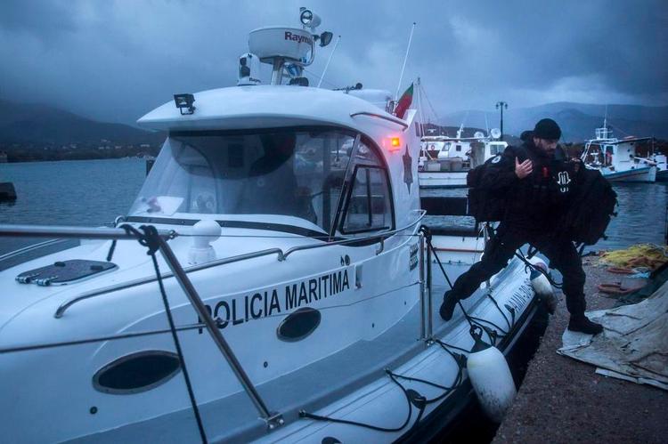 Beskyttelse. Portugisisk vagt fra EU's grænseværn, Frontex, går fra borde på Lesbos efter en patrulje i det græske farevand. Frontex er noget af det, som EU-kommissionen vil styrke. 