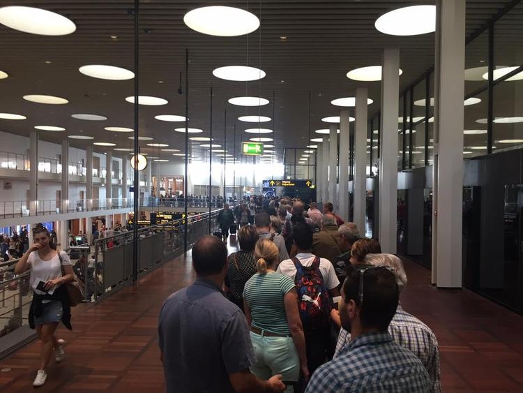 KØ. Et stort antal uvarslede rejsende gav lang ventetid i sikkerhedskontrollen i Københavns lufthavn. 