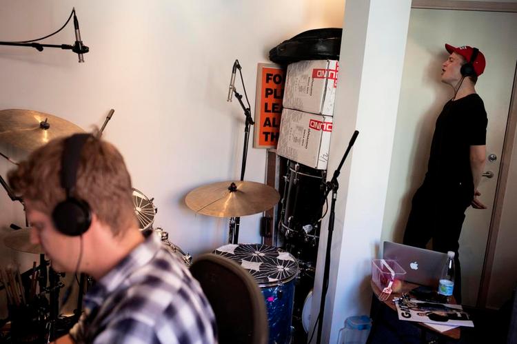 Indspilning. Jacob Aksglæde skal ramme det helt rigtige »for fa’n« i en ny sang, der ikke har fået titel endnu. Det foregår i Birk Nevels studie på Vesterbro. Foto: Nanna Navntofte 