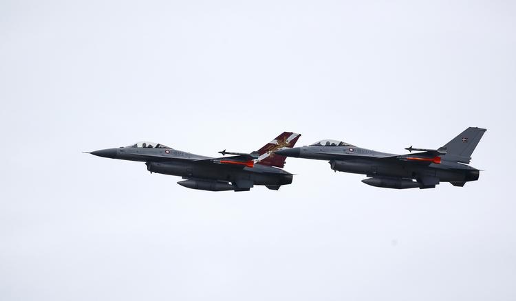 politik. De nye F-35 kampfly skal aflyse de eksisterende F-16, der ses på billedet her. 