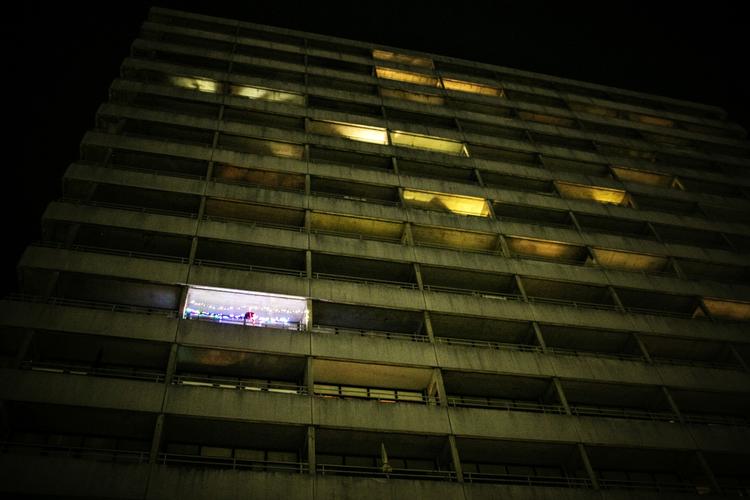 liv. Om to år skal beboerne på Peder Lykkes Vej 61 være ude af bygningen, som efter planen skal rives ned. Men indtil da medvirker flere af dem i forestillingen om livet i højhuset. 