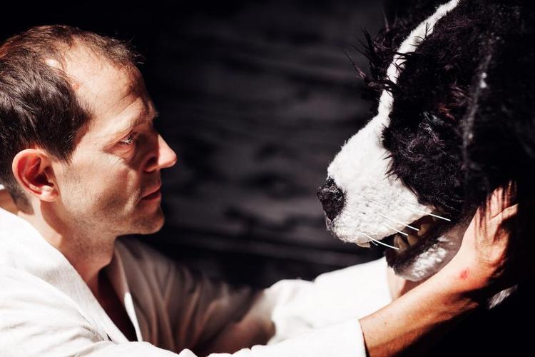 Venskab. Det er hunden Geoff, der kommer med den centrale replik om, at selvrefleksion skaber for meget mørke i sindet. Det er sgu godt gået af en hund! Troels Thorsen spiller hund, og det gør han dejligt. Nicolai Dahl Hamilton skaber en levende og troværdig Henry. Foto: Ulrik Jantzen 