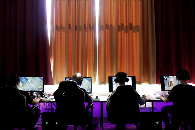 Indlevelse. Mange af eleverne på e-sportslinjen fremhæver, at det fedeste har været at møde andre, der ikke bare sidder og fjoller, men tager computerspil lige så alvorligt som dem selv. 