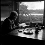 Først. Anmelderen skulle i Tom Kristensens optik være den første læser blandt publikum, hvis opgave var at arbejde sig »ind til de Love, som dikterer et Kunstværk indvendig fra«. 