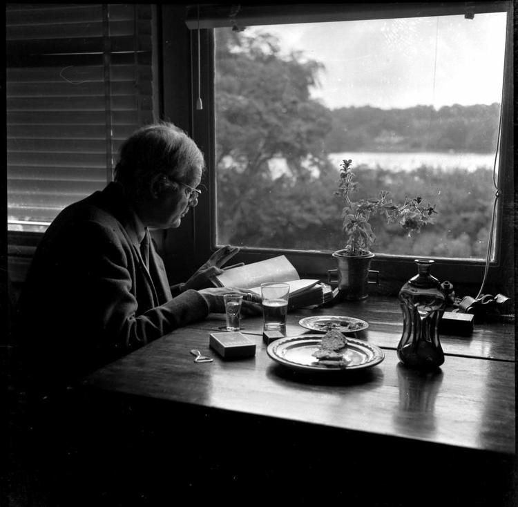 Først. Anmelderen skulle i Tom Kristensens optik være den første læser blandt publikum, hvis opgave var at arbejde sig »ind til de Love, som dikterer et Kunstværk indvendig fra«. 