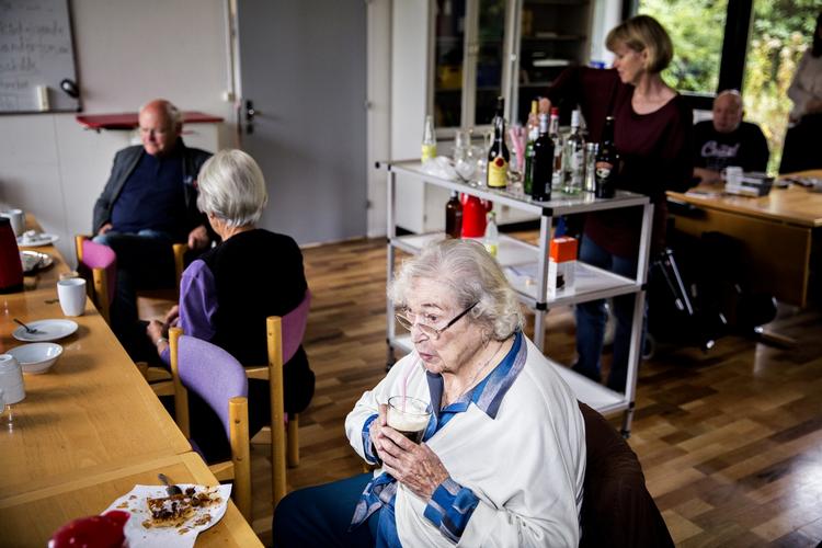 Alderdom. Ifølge Ældresagen har mange ældre udviklet en ny form for livsrealisme og glæde over den tid, der er tilbage. Det kan være årsagen til, at de vurderer deres livskvalitet højere en yngre aldersgrupper. 