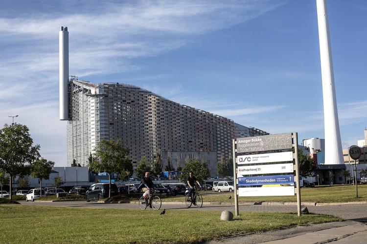 Presset. Økonomien i forbrændingsanlægget Amager Bakke, der åbner næste år, er allerede under pres. 