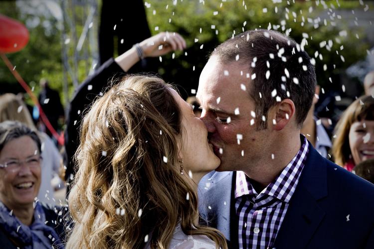 Lykke. Man skal ikke gifte sig for at blive lykkelig. Den lykkefølelse, det skaber at gifte sig, holder kun et par år, viser forskning. 