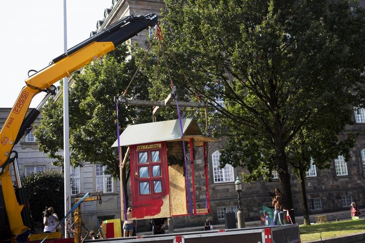 SIDSTE. Den sidste hashbod fra Pusher Street, som var blevet sat ind foran Christiansborg, er i dag blevet fjernet. Den skal nu bo på Københavns Museum 