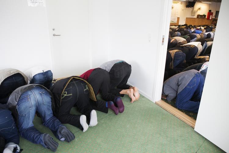 Religion. Fremover er al religiøs forkyndelse forbudt på Langkaer Gymnasium. 