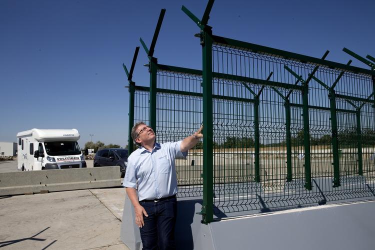 Forebyggelse. I den lille østrigske by Nickelsdorf er der bygget et hegn for at holde kommende flygtningestrømme tilbage. 