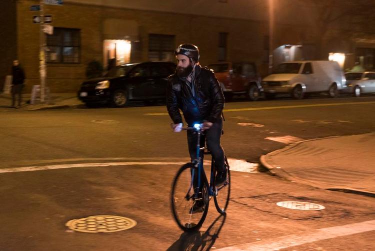 Pot-cast. Den cyklende pusher - spillet af en af seriens skabere, John Sinclair - er den gennemgående figur i 'High Maintenance's marihuanarygende galleri af personer. Og en enkelt hund. 