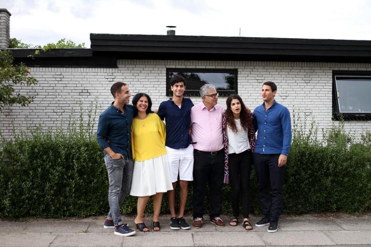 Familieidyl. Tv-journalisten Abdel Aziz Mahmoud (tv.) med resten af familien Mahmoud på Lærkevej. 