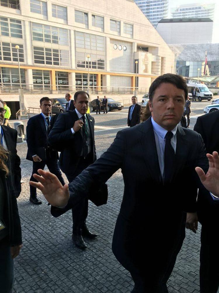 formøde. Italiens socialdemokratiske regeringsleder, Matteo Renzi, på vej til formøde sammen med de andre partifæller fra EU-landene. 