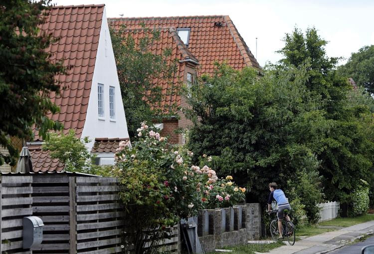 BILLIGERE. Det skal koste mindre at skifte realkreditinstitut, hvis man gør det i perioden efter, at instituttet har varslet højere priser og indtil de træder i kraft. Det foreslår et flertal i ekspertudvalg, der har set nærmere på mobiliteten af boligejere med realkreditlån. 