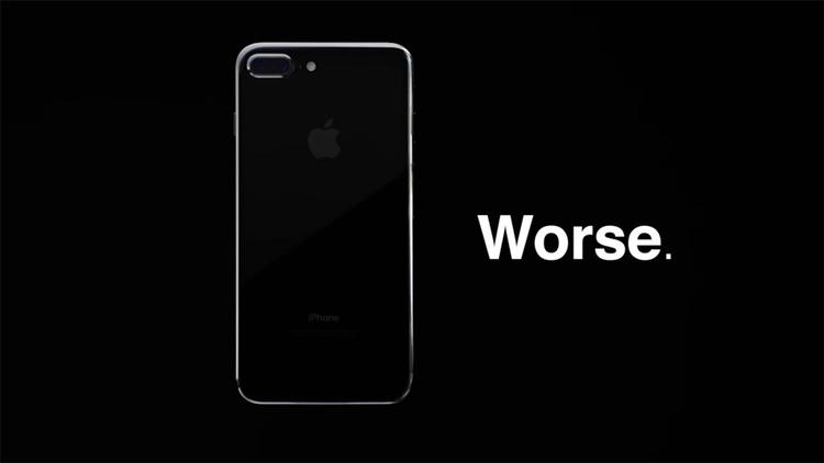 SATIRE. IPhone. Bare værre. Det er temaet for en parodi på en Apple-video, der henrykkede nettet i den forløbne uge som en af de mest sete videoer på YouTube (Foto: Screenshot/Collegehumor). 