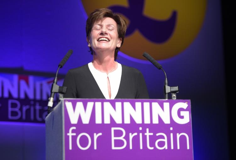 tilfreds. Diane James på talerstolen, efter at hun er udnævnt som ny leder af EU-modstanderpartiet Ukip. 