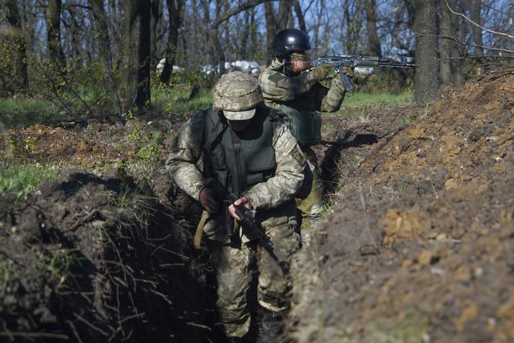 Skyttegravskrig. Ukrainske soldater ved frontlinjen i april 2016. 