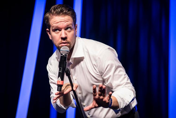 Pli. Showets tema er, at vi behandler hinanden dårligt. En af de grupper, der ifølge Thomas Warberg går forrest, når det gælder dårlig opførsel, er ejendomsmæglere. 