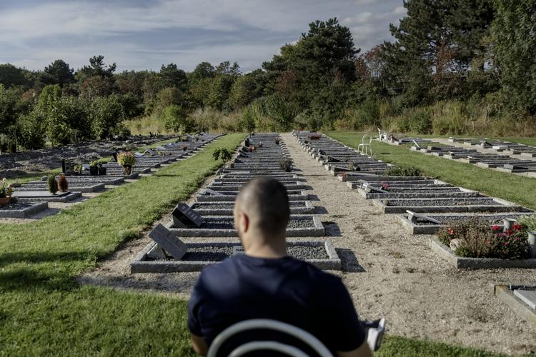 Vagtpost.Et frivilligt vagtværn skal forhindre, at der igen bliver skændet  grave på den muslimske gravplads på Brøndbyøstervej. For to dage siden blev der hældt blodlignende væske ud på en grav og anbragt et afskåret grisehoved på den. 