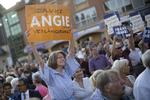 ANGELA Merkel har stadig fans, hvad denne kvinde viste på vælgermødet i Berlin, hvor kansleren dog også blev mødt af vrede tilråb. 