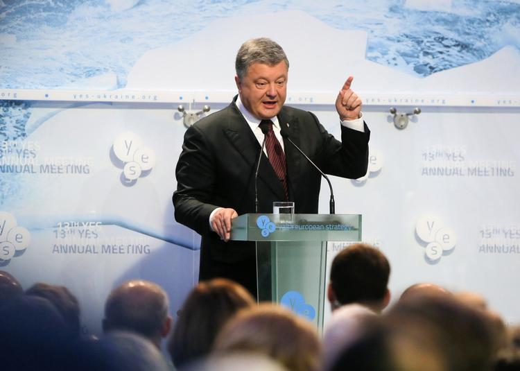 Opråb. EU bør ikke skrue ned for sit fokus og fordømmelsen over annekteringen af Krim-halvøen, lyder det fra Ukraines præsident Petro Porosjenko. 