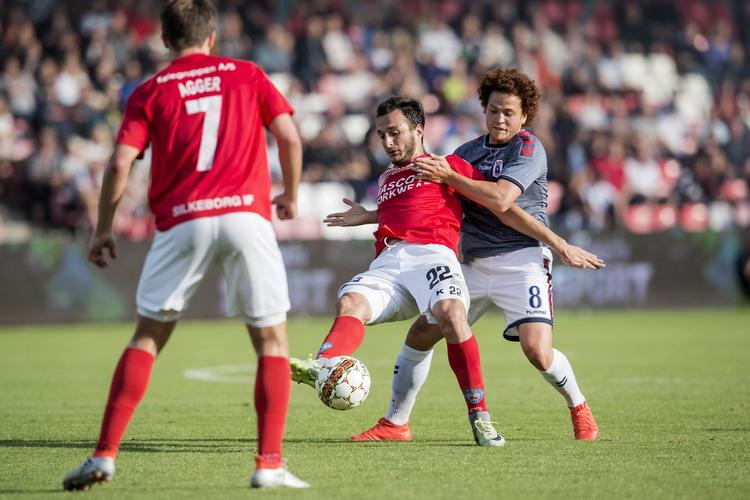 infight. Davit Skhirtladze fra Silkeborgi nærkamp med AGF's Mustafa Amini. 