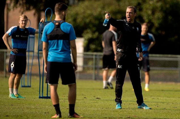 Indpisker. Allan Kuhn leder med vanlig energi og begejstring sine spillere gennem torsdagens træningspas. 